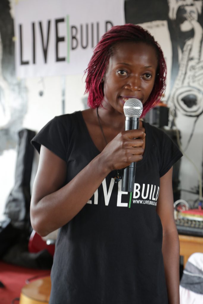 Emilia tijdens de LiveBuild Day in Kameroen